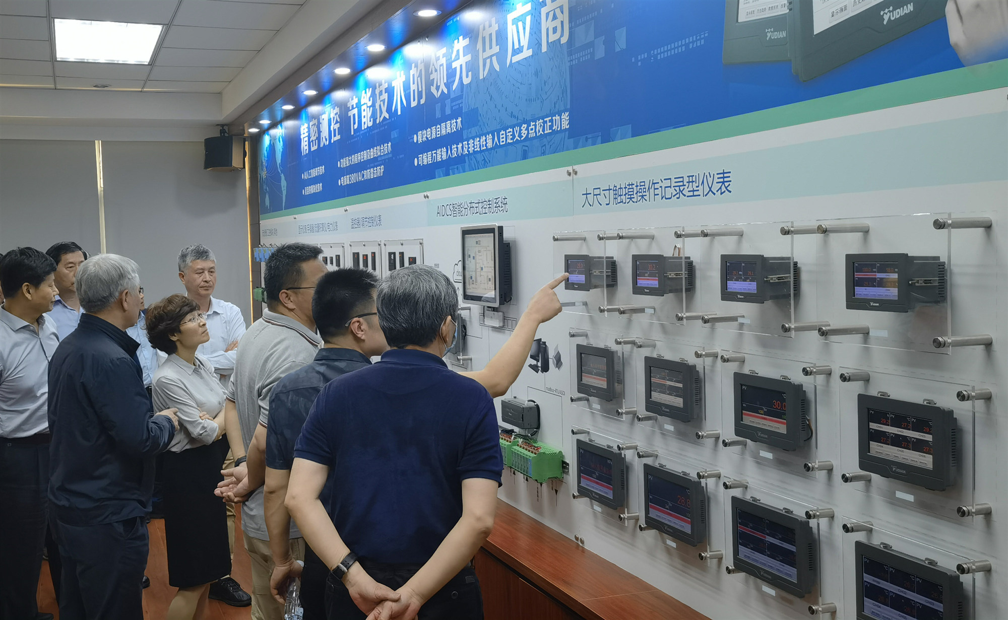 與會專家參觀宇電2_副本.jpg